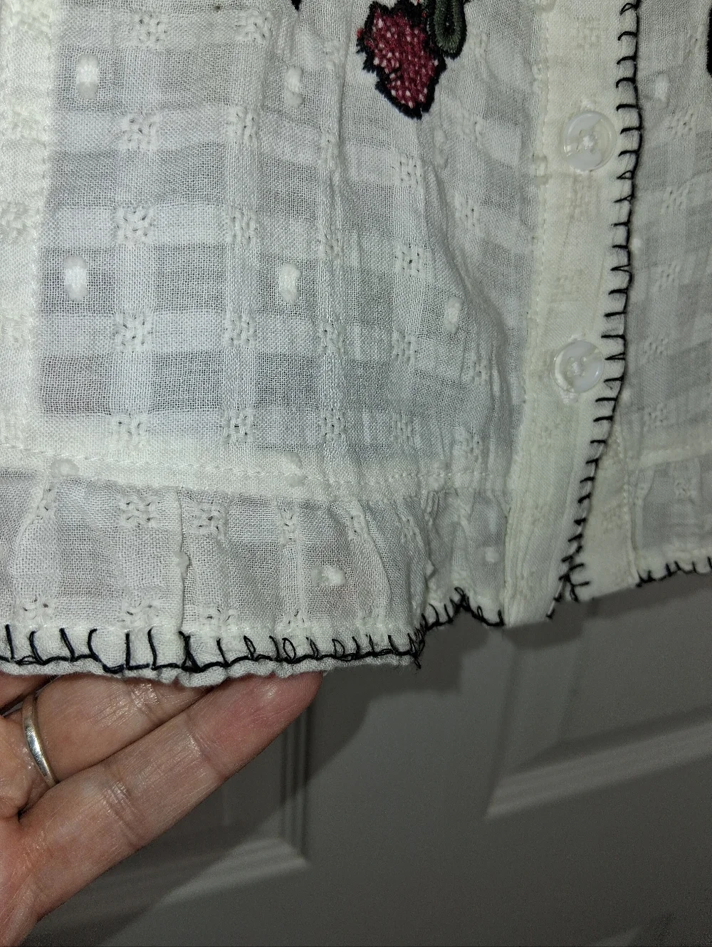 Pilcro White Button-Front Blouse with Red & Green Floral Embroidery Size Small - Picture 4 of 12
